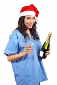 2085860-friendly-medecin-de-sexe-feminin-avec-le-pere-noel-chapeau-et-bouteille-de-champagne